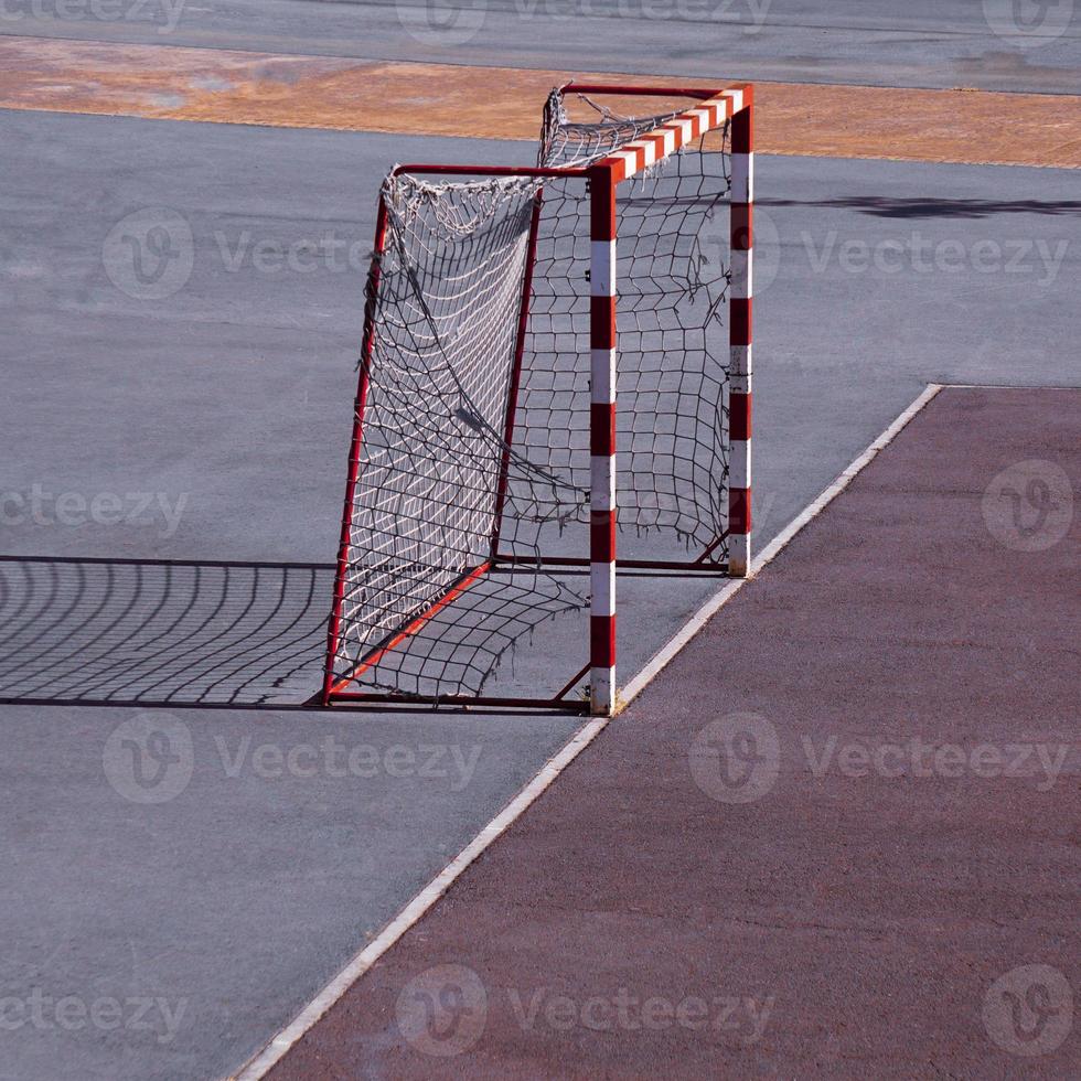 altes Straßenfußballtor Sportgerät foto