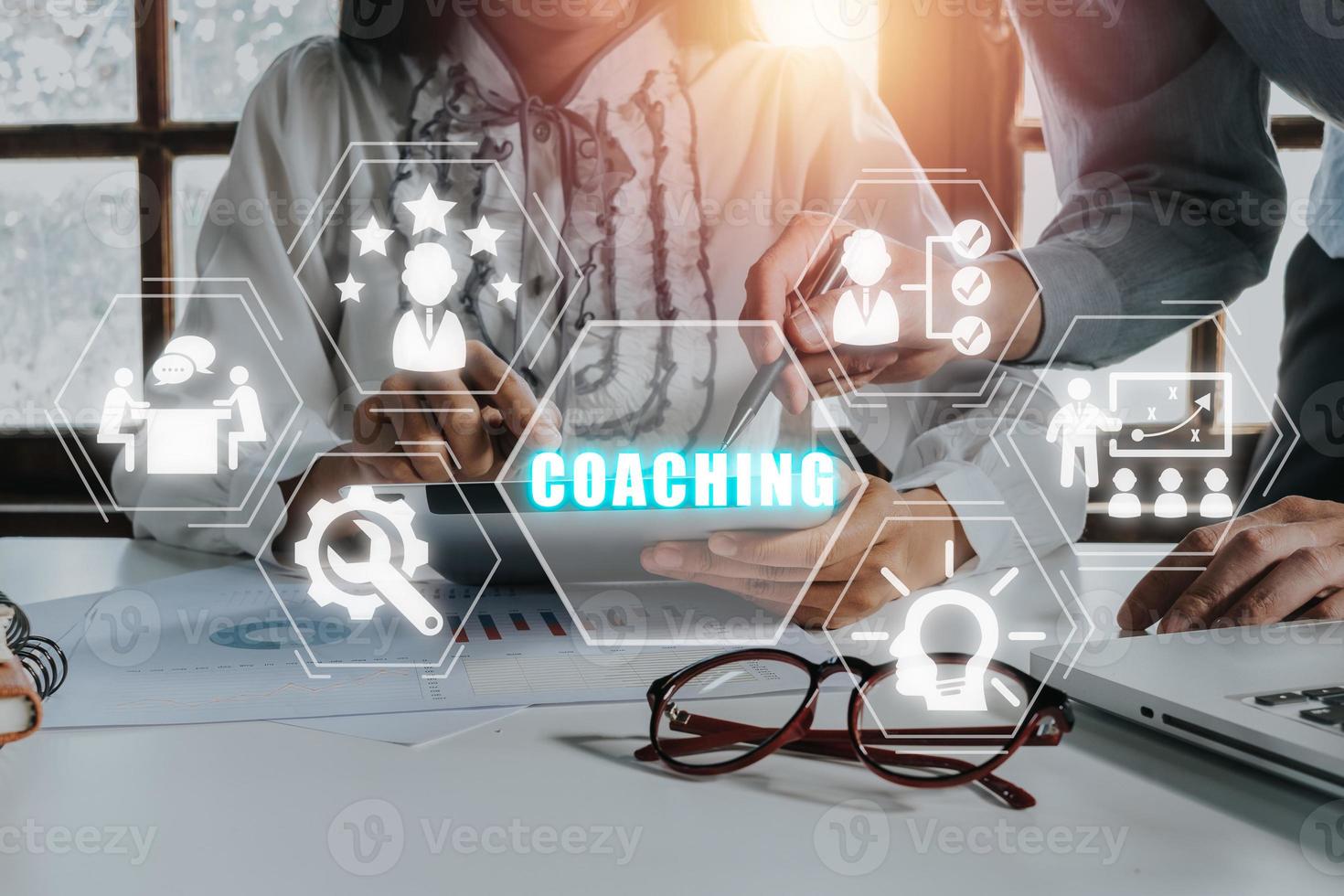 Coaching-Konzept, Team von Geschäftsleuten, das an Laptop-Computern mit Coaching-Symbol auf virtuellem Bildschirm arbeitet, Mentoring, Bildung, Business, Training, Entwicklung, E-Learning. foto