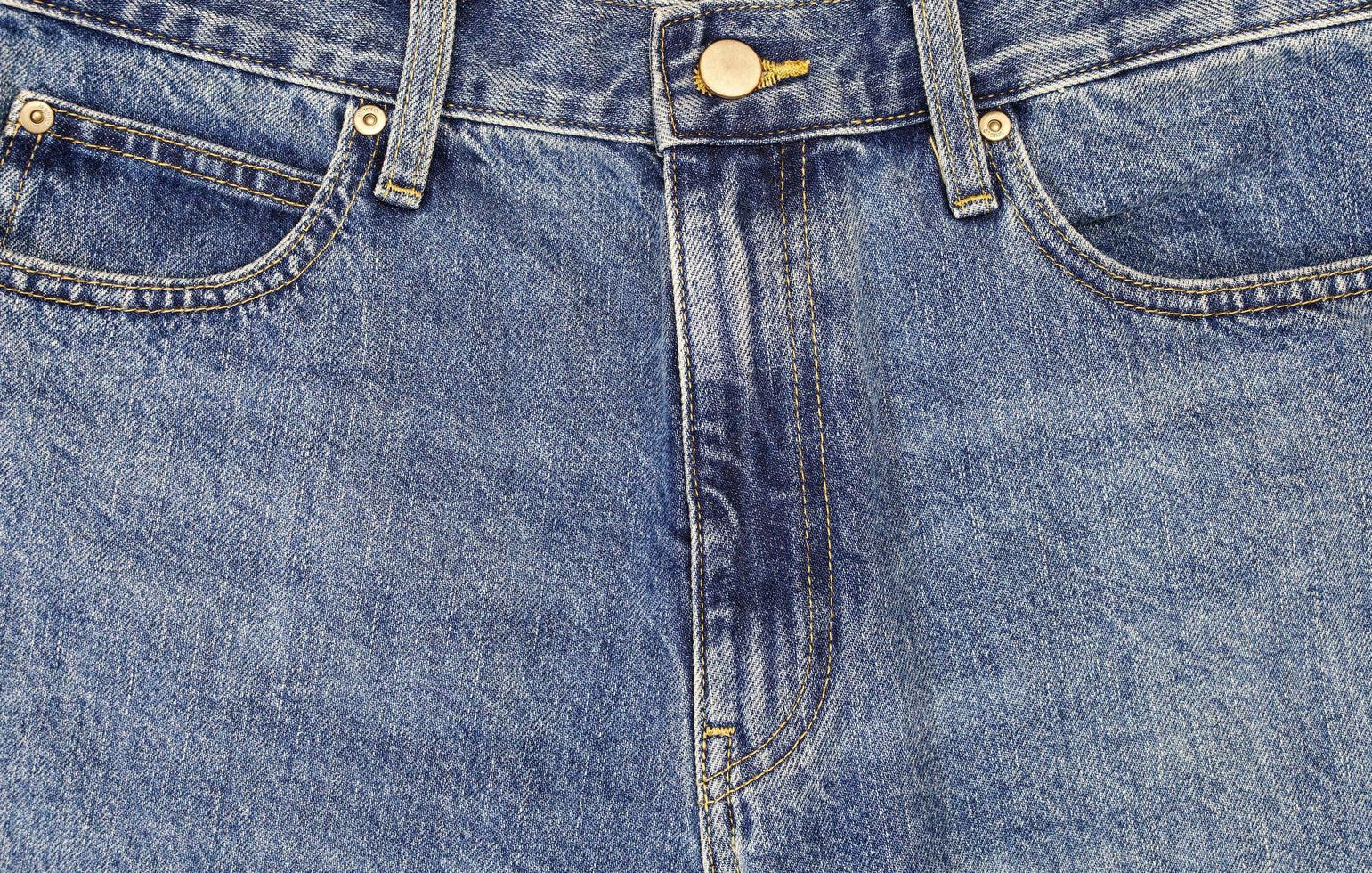 Blau Denim Textur und Jeans Hintergrund, Jeans Stoff Marine Blau abstrakt Hintergründe, die Vorderseite von das Hose hat ein Center Postleitzahl und zwei Seite Taschen. foto