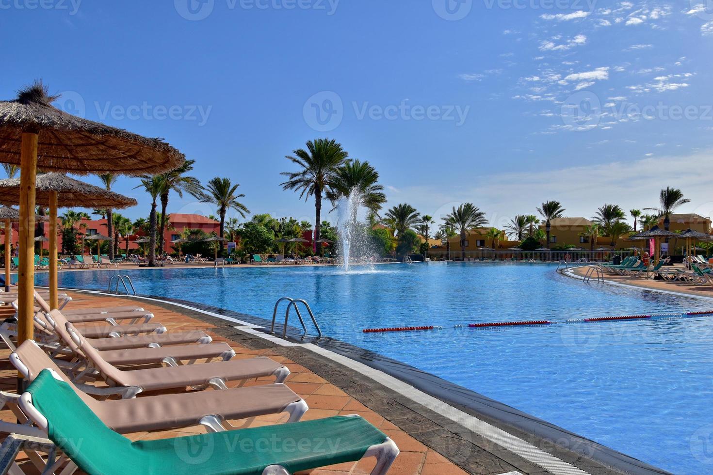 Landschaft von ein groß Schwimmen Schwimmbad mit Blau Wasser im ein Sommer- Tag beim das Hotel foto