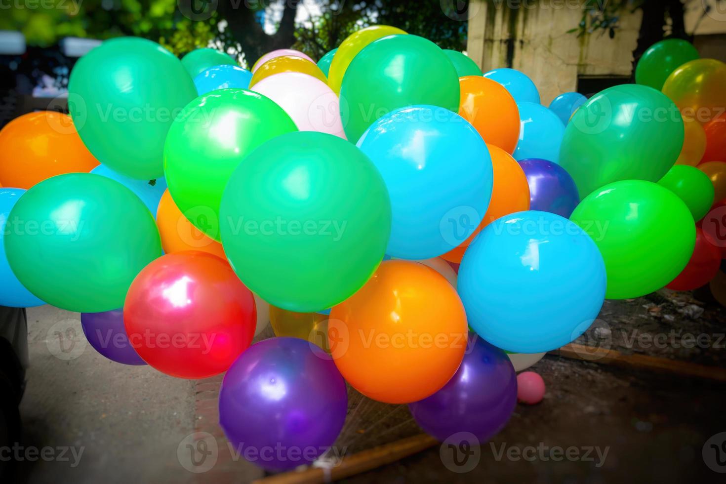 das farbig gasgefüllt Luftballons befestigt zu das Garn sind fliegend. foto