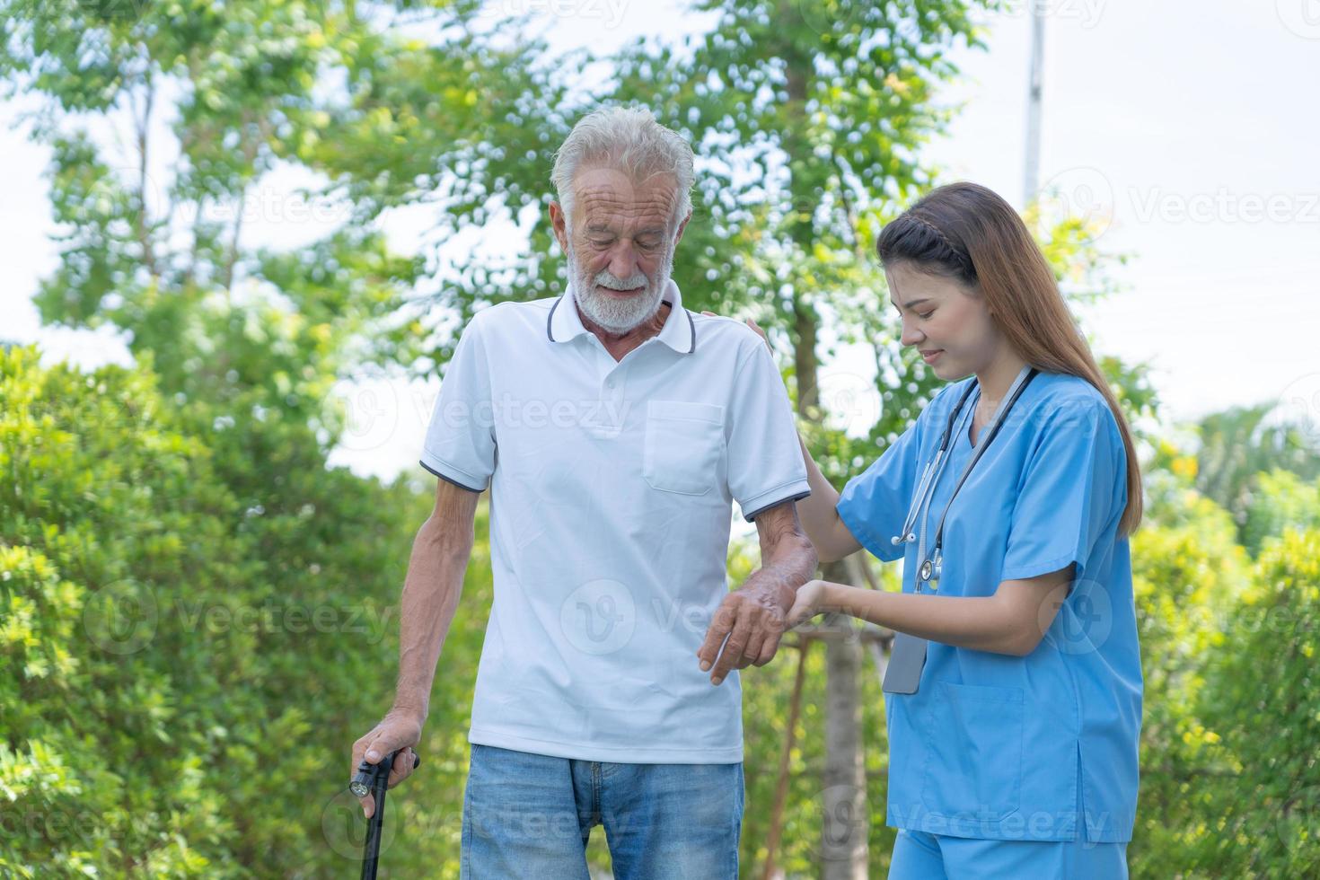 Alten Mann sich unterhalten zu Ärzte und Krankenschwestern im das Krankenhaus. Senior männlich glücklich nach Empfang Behandlung und Pflege und trainieren gehen von ein Fachmann Arzt. Gesundheit Pflege, physisch Therapie, Pflege- Zuhause foto