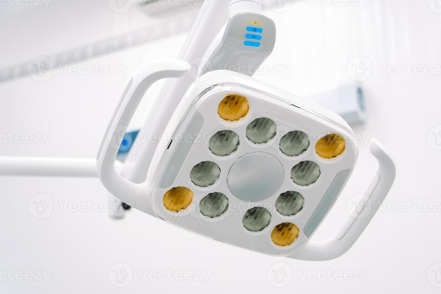 chirurgisch Lampe zum Dental Behandlung und Operation. Dental Ausrüstung im Zahnarzt Klinik. LED Lampe benutzt durch Zahnärzte. foto