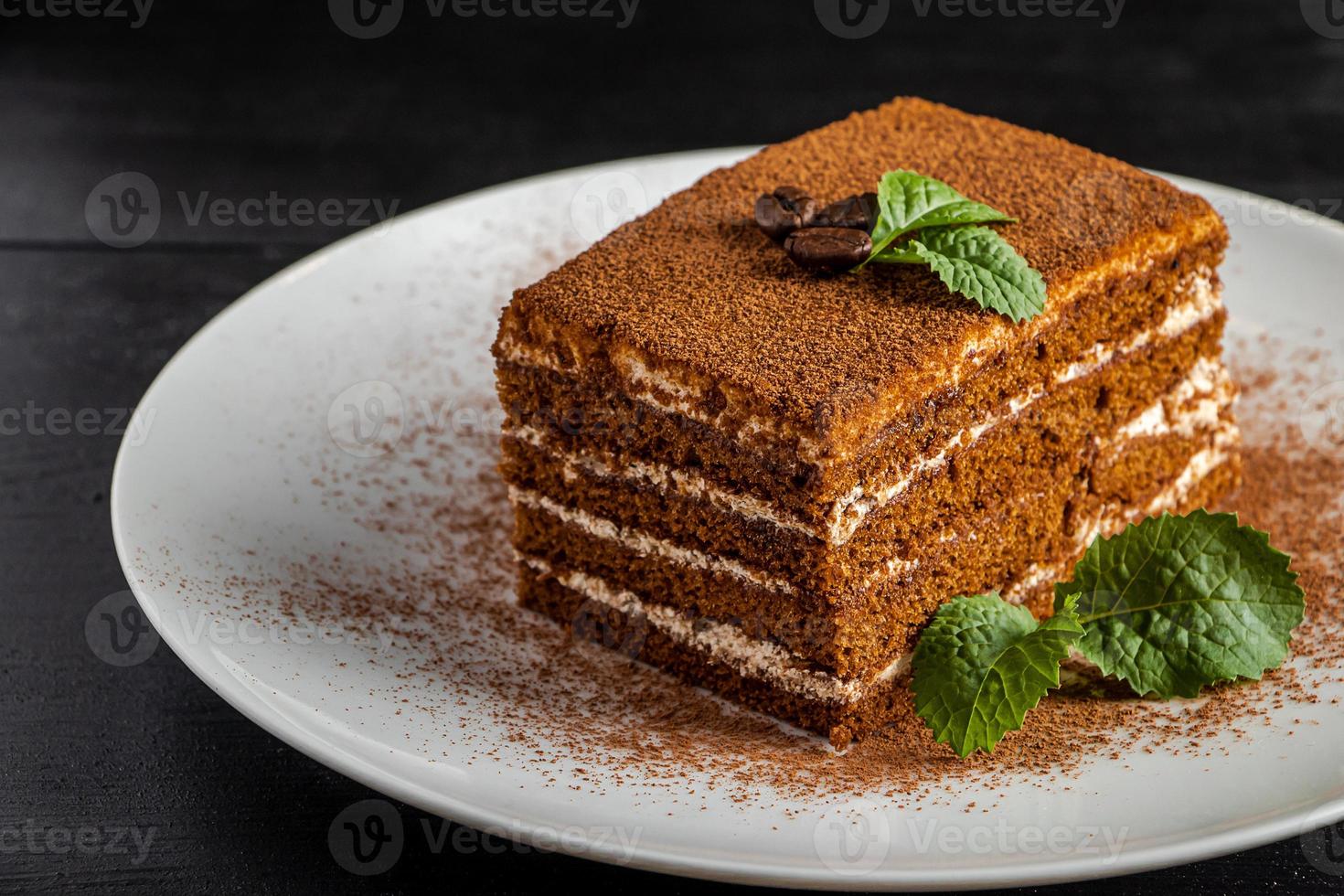 italienisches Dessert Tiramisu auf dunklem Hintergrund. foto