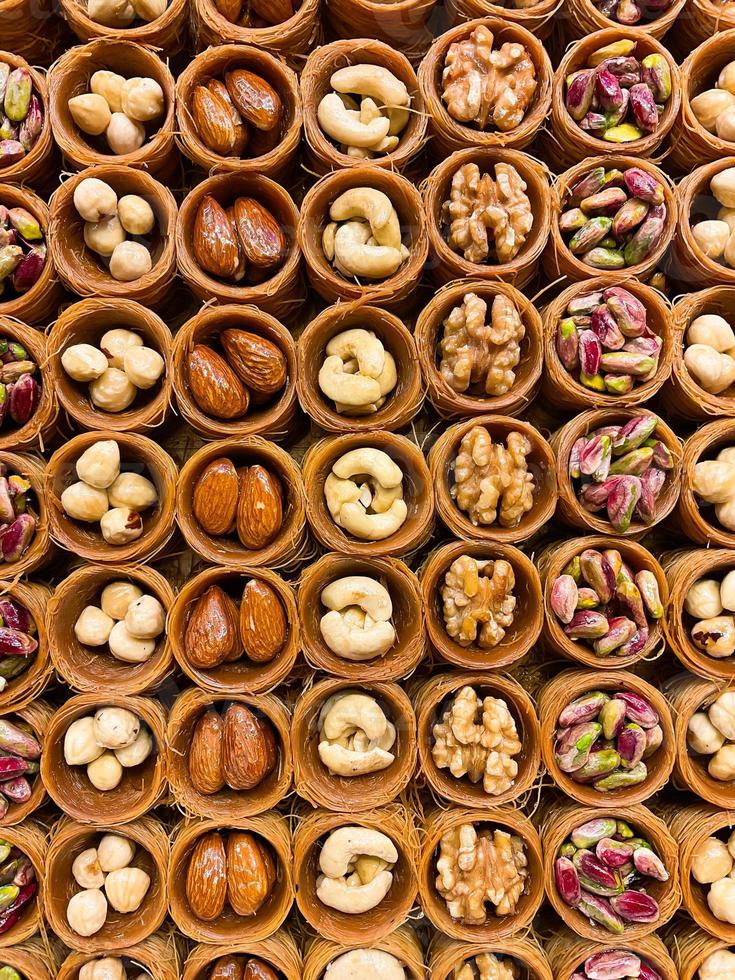 orientalisch Süßigkeiten schließen hoch. Baklava mit Pistazien foto