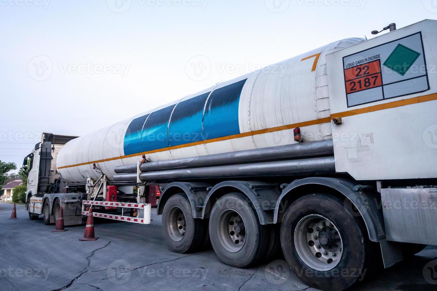 Rück- und Seitenansicht des Tankwagenfahrzeugs foto