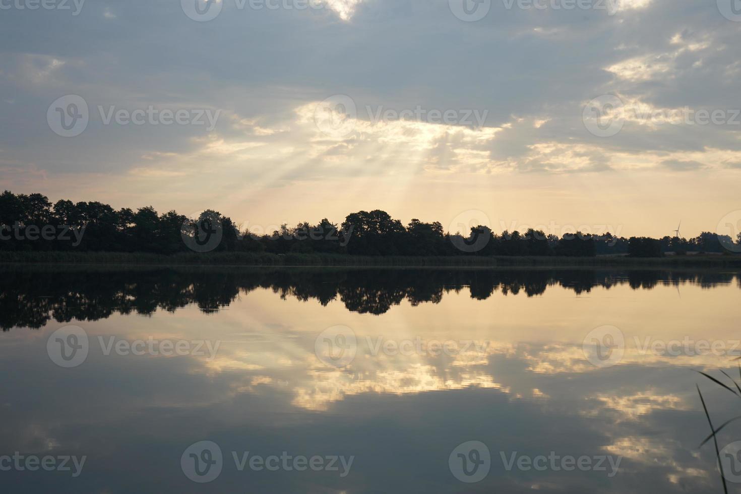 Landschaft von See im das Wald. Bäume Betrachtung im das Wasser. Sommer- Ferien Landschaft. foto