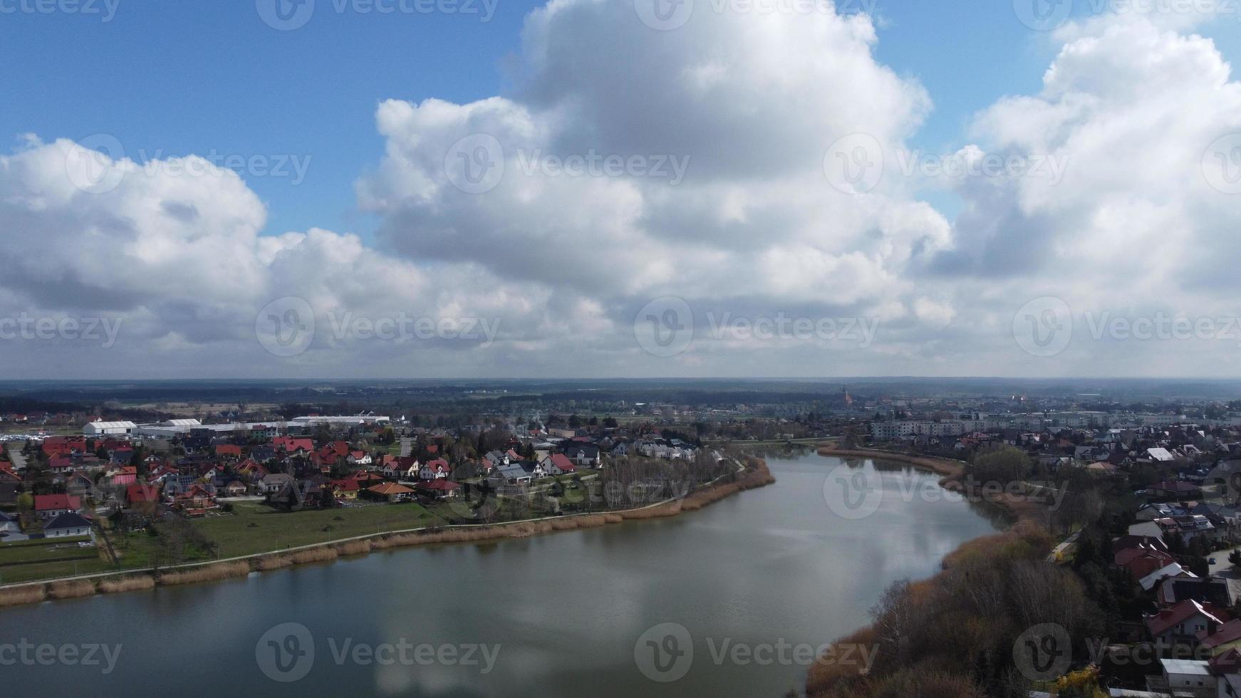 Panorama- Aussicht von Stadt. Stadt mit Fluss und Gebäude. Gegend Aussicht von Drohne. foto