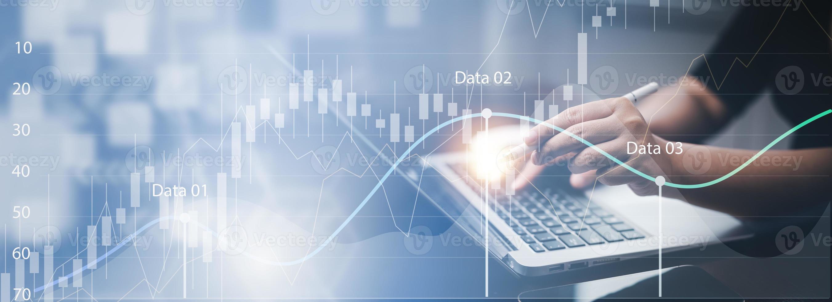 Geschäftsfinanzierungstechnologie und Investitionskonzept. Börseninvestmentfonds und digitale Assets. geschäftsmann, der die finanzdaten des forex-handelsdiagramms analysiert. Hintergrund der Unternehmensfinanzierung. foto