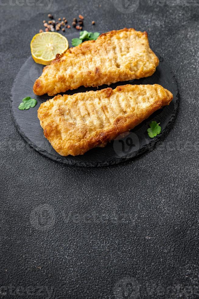 Fisch und Chips Französisch Fritten tief gebraten schnell Essen wegbringen Mahlzeit Essen Snack auf das Tabelle Kopieren Raum Essen Hintergrund rustikal oben Aussicht foto