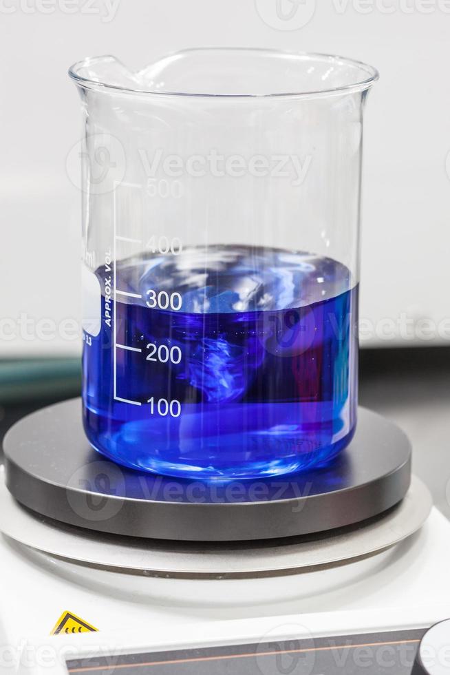 Glas Becherglas auf oben von ein magnetisch Labor Rührer foto
