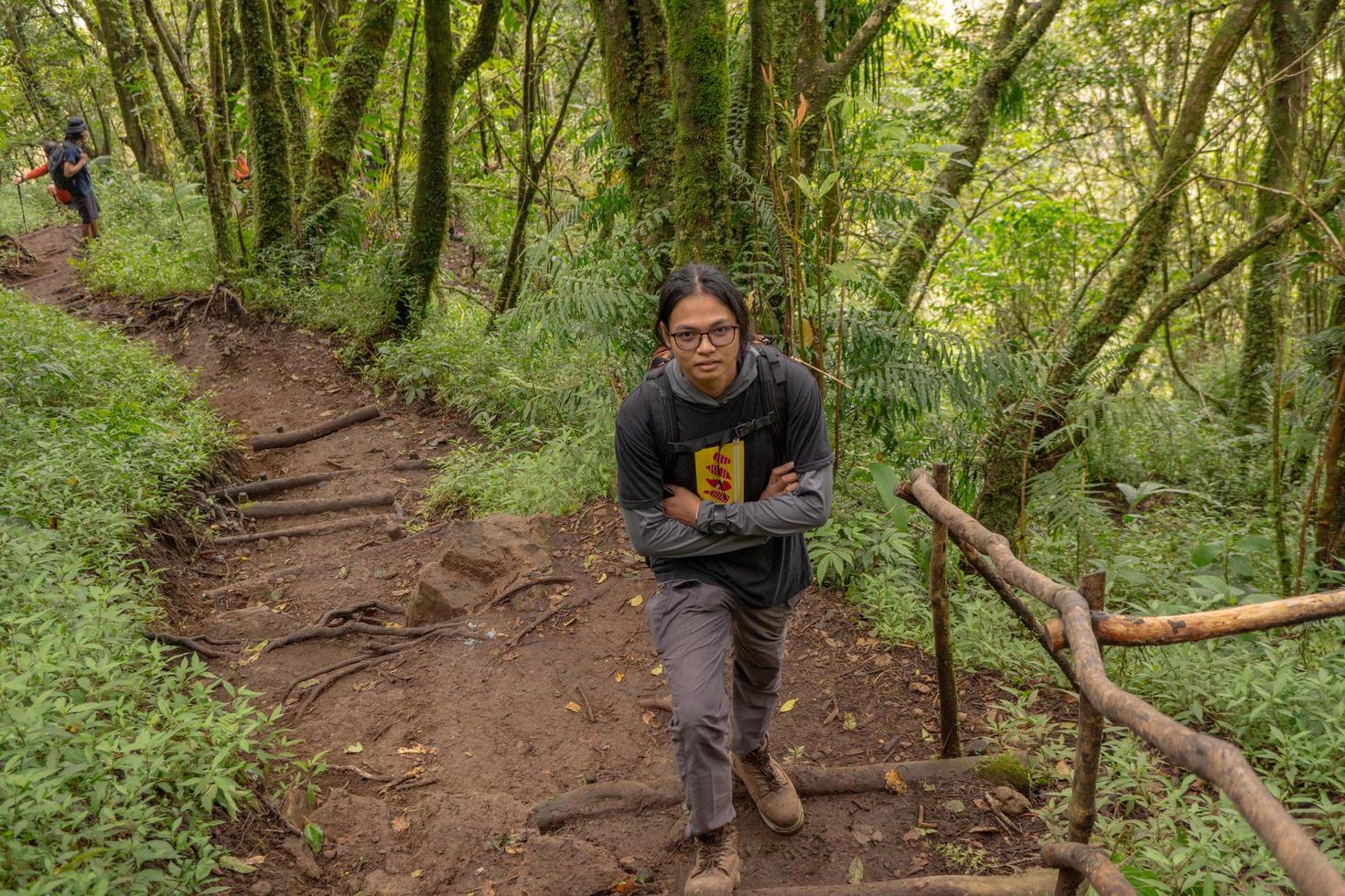 Mann habe Reise auf das Wald gehen zu Gipfel Berg auf Semarang zentral Java. das Foto ist geeignet zu verwenden zum Abenteuer Inhalt Medien, Natur Poster und Wald Hintergrund.