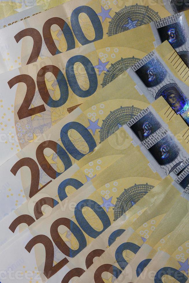 200 Euro Banknoten europäisch Rechnung Kasse Geld isoliert auf schwarz Hintergrund zwei hundert Euro schließen oben modern hoch Qualität sofortig Lager drucken foto