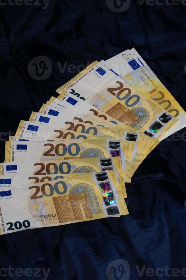 200 Euro Banknoten europäisch Rechnung Kasse Geld isoliert auf schwarz Hintergrund zwei hundert Euro schließen oben modern hoch Qualität sofortig Lager drucken foto