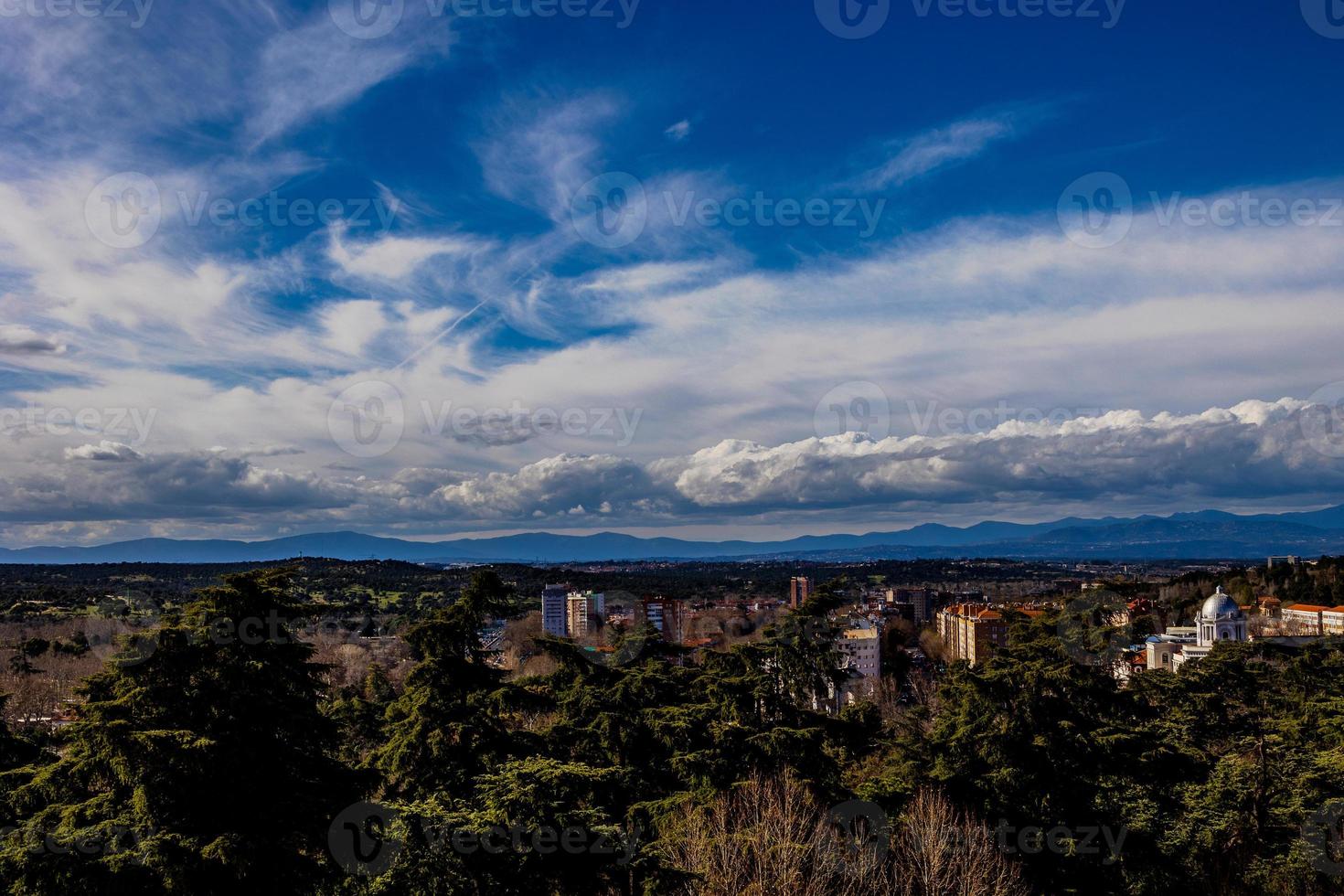 Panorama von das Stadt von Madrid im ein Frühling sonnig Tag foto