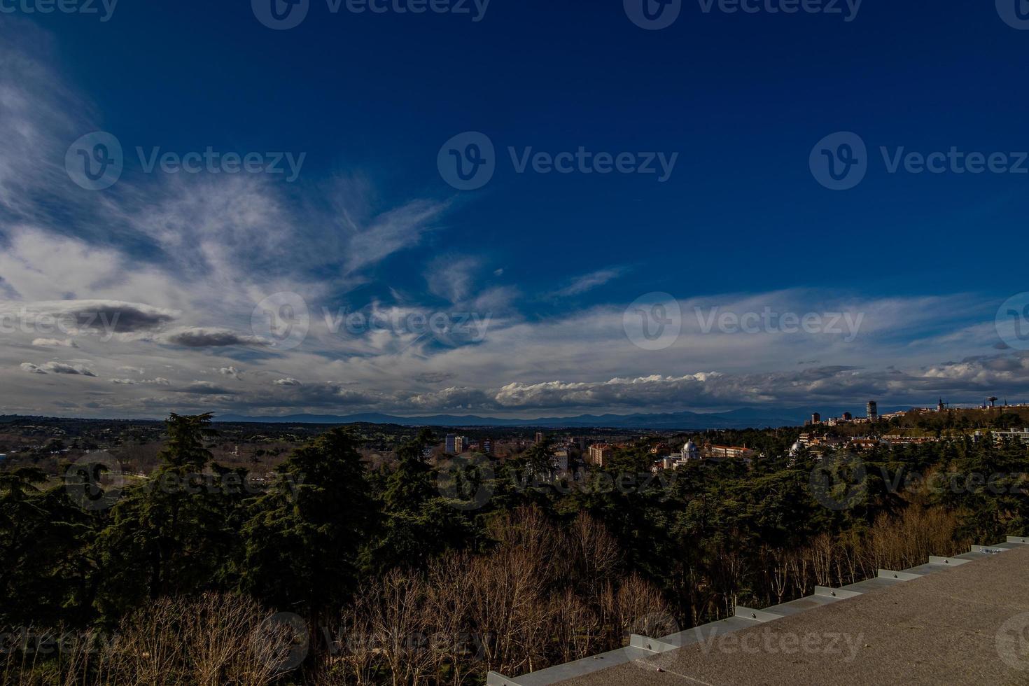 Panorama von das Stadt von Madrid im ein Frühling sonnig Tag foto