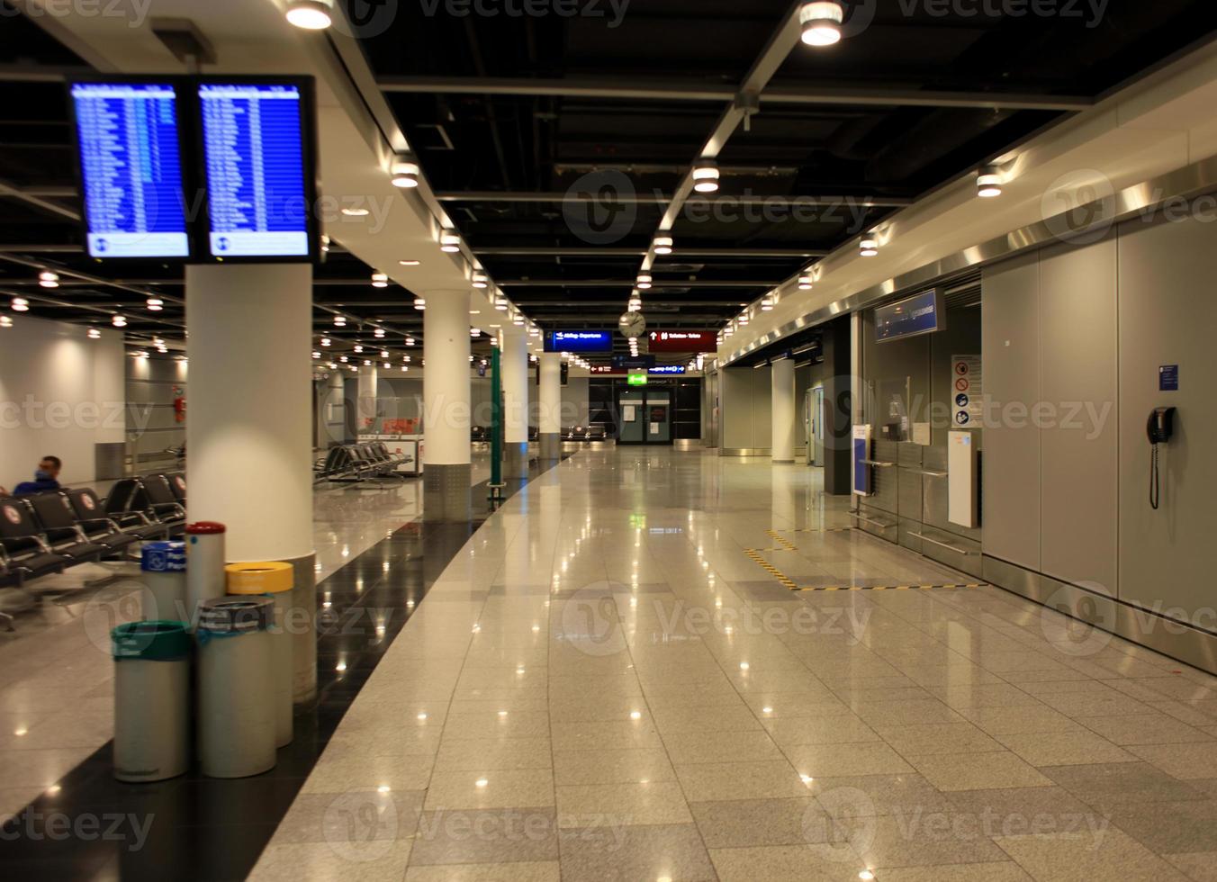 Düsseldorf, Deutschland, Mittwoch 12 April 2023 International Flughafen Menschen Gehen und Reisen im Europa hoch Qualität Hintergrund Ferien druckt foto