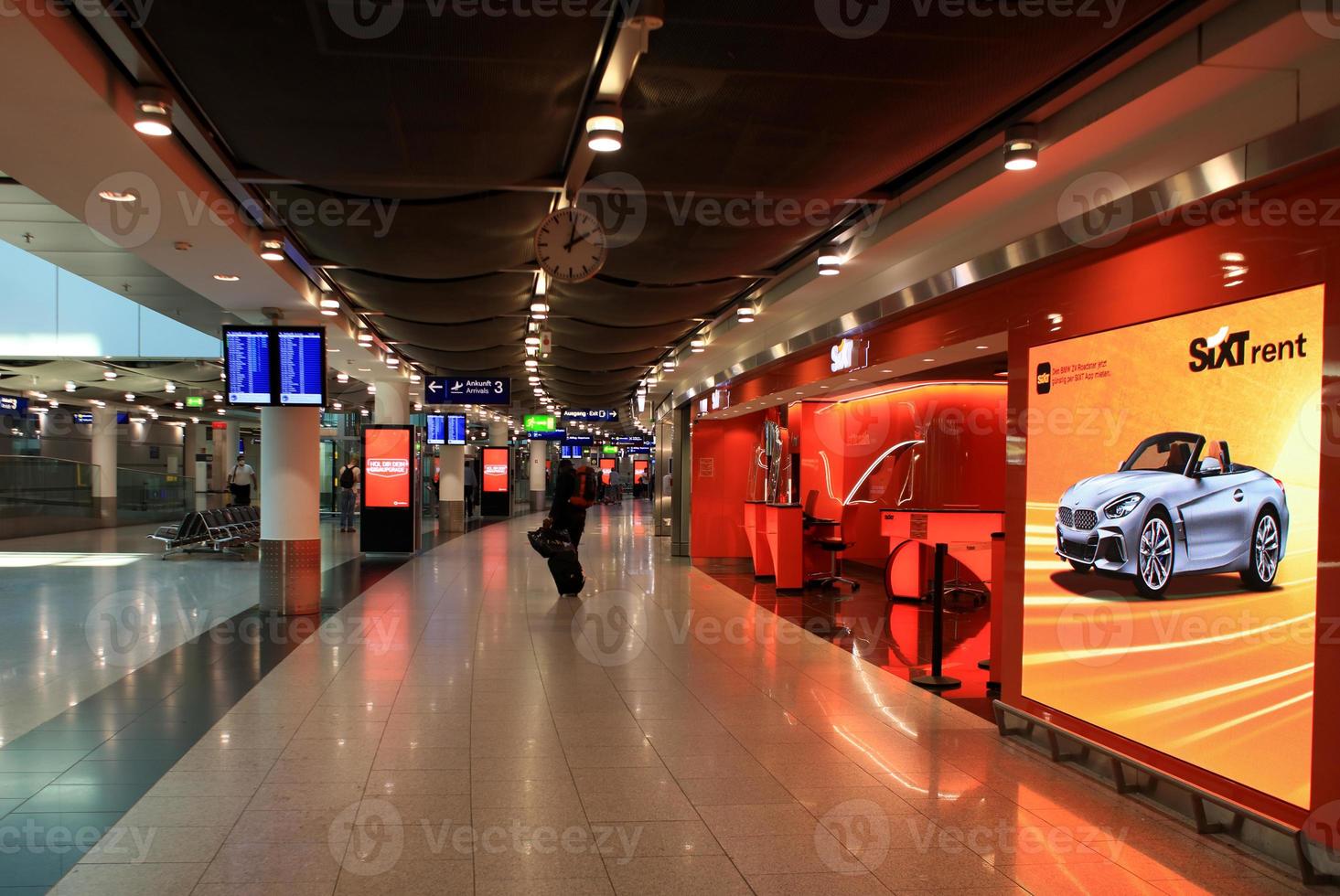 Düsseldorf, Deutschland, Mittwoch 12 April 2023 International Flughafen Menschen Gehen und Reisen im Europa hoch Qualität Hintergrund Ferien druckt foto