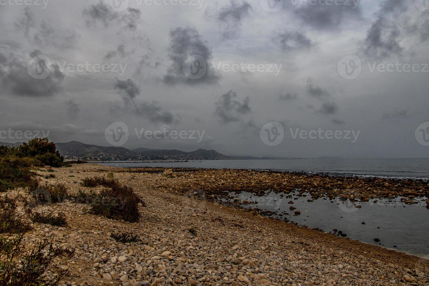 Landschaft leeren felsig Strand auf ein wolkig Tag Spanien foto