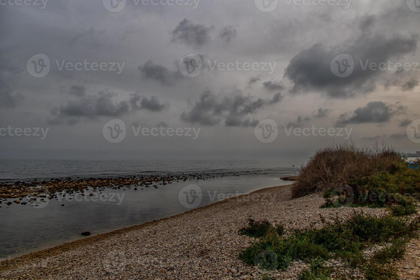 Landschaft leeren felsig Strand auf ein wolkig Tag Spanien foto