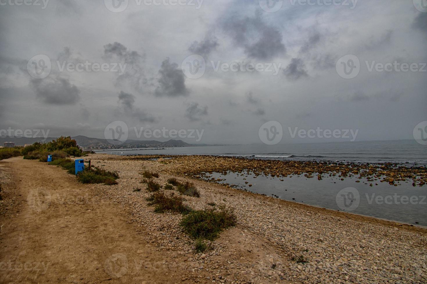 Landschaft leeren felsig Strand auf ein wolkig Tag Spanien foto