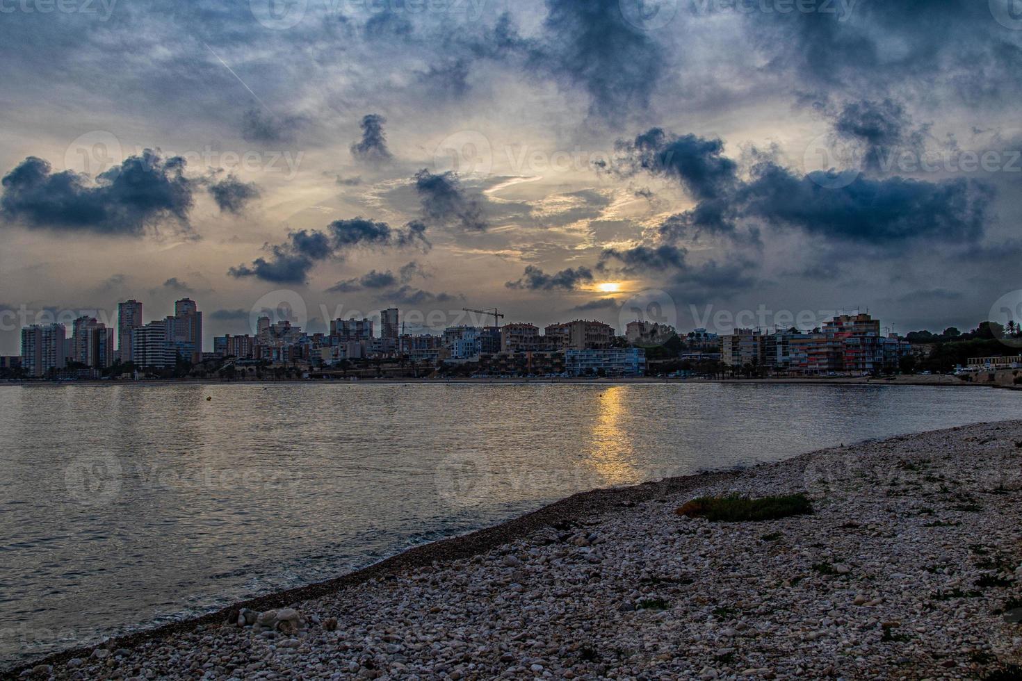 Strand Landschaft mit Sonnenuntergang alicante Spanien mit Wolken im das Himmel foto