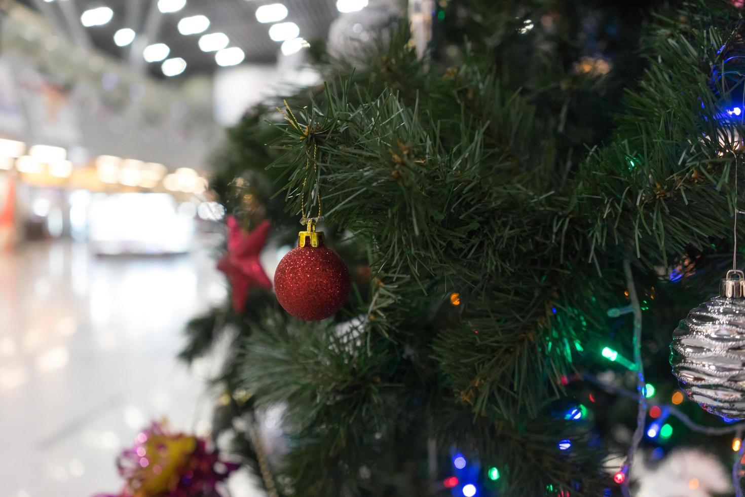 Nahaufnahme eines Weihnachtsbaumes und der Verzierungen in einem Bahnhof in Adler, Russland foto