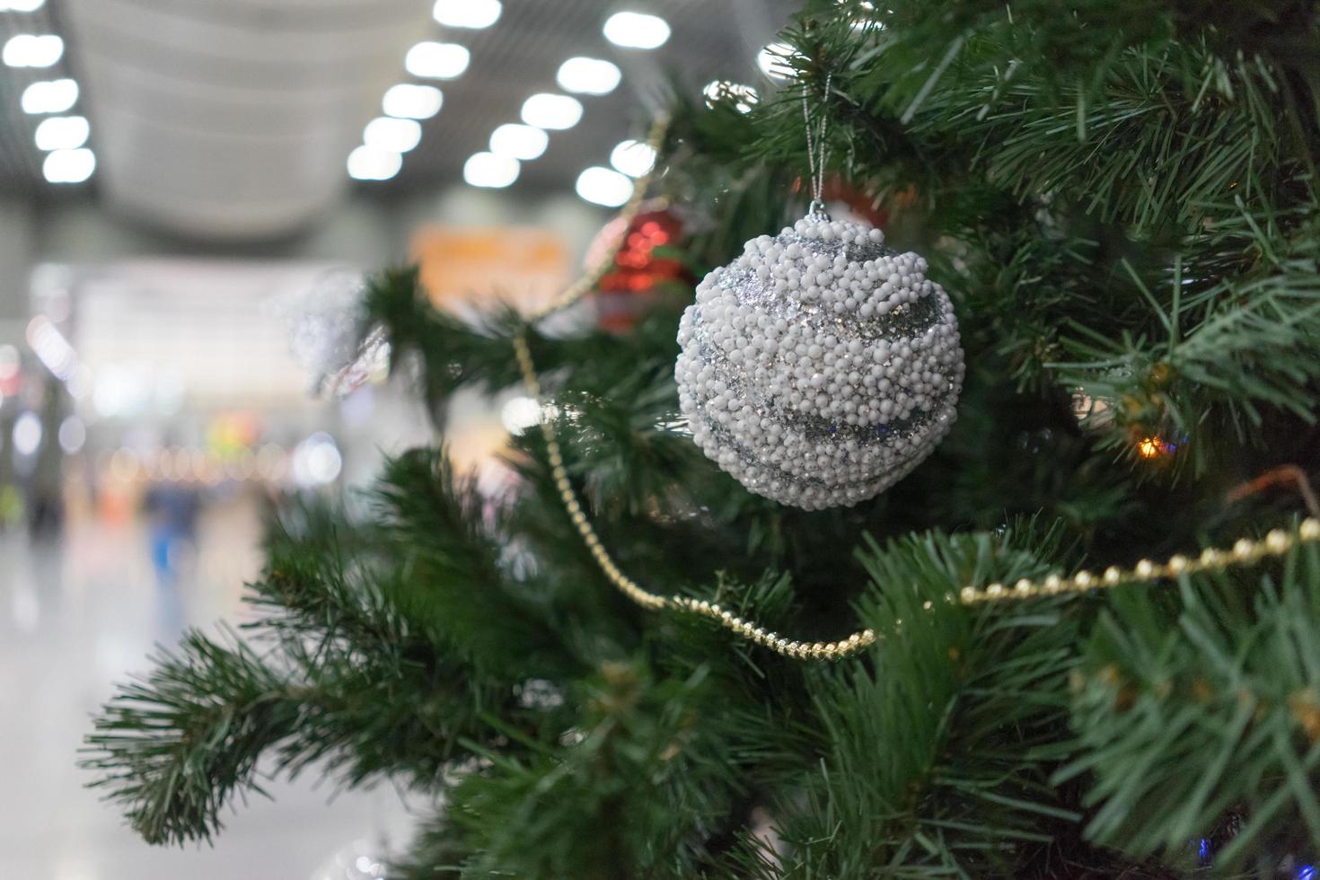 Nahaufnahme eines Weihnachtsbaumes und der Verzierungen in einem Bahnhof in Adler, Russland foto