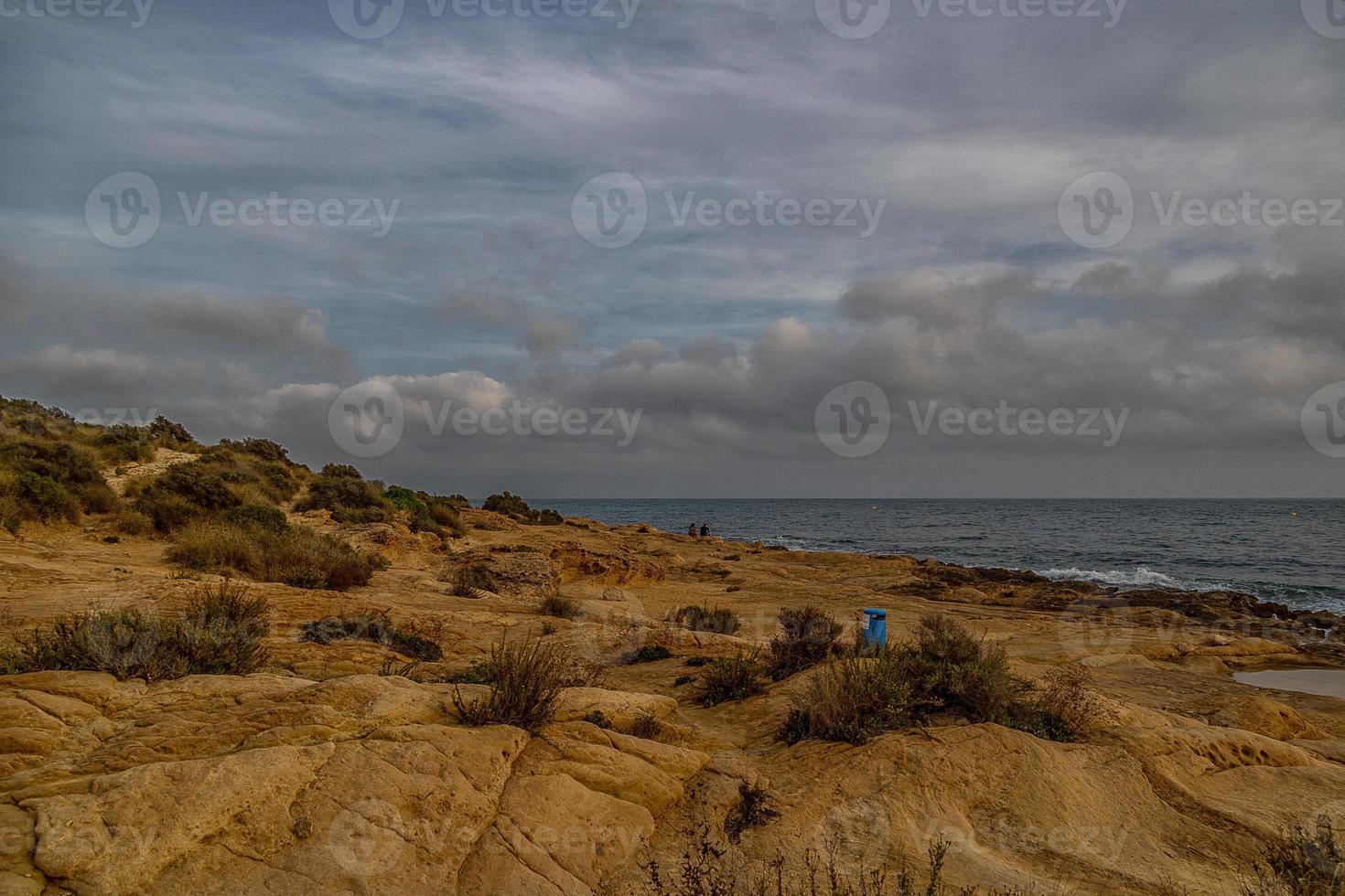 Landschaft von das direkt am Meer von alicante Spanien auf ein warm sonnig Herbst Tag foto