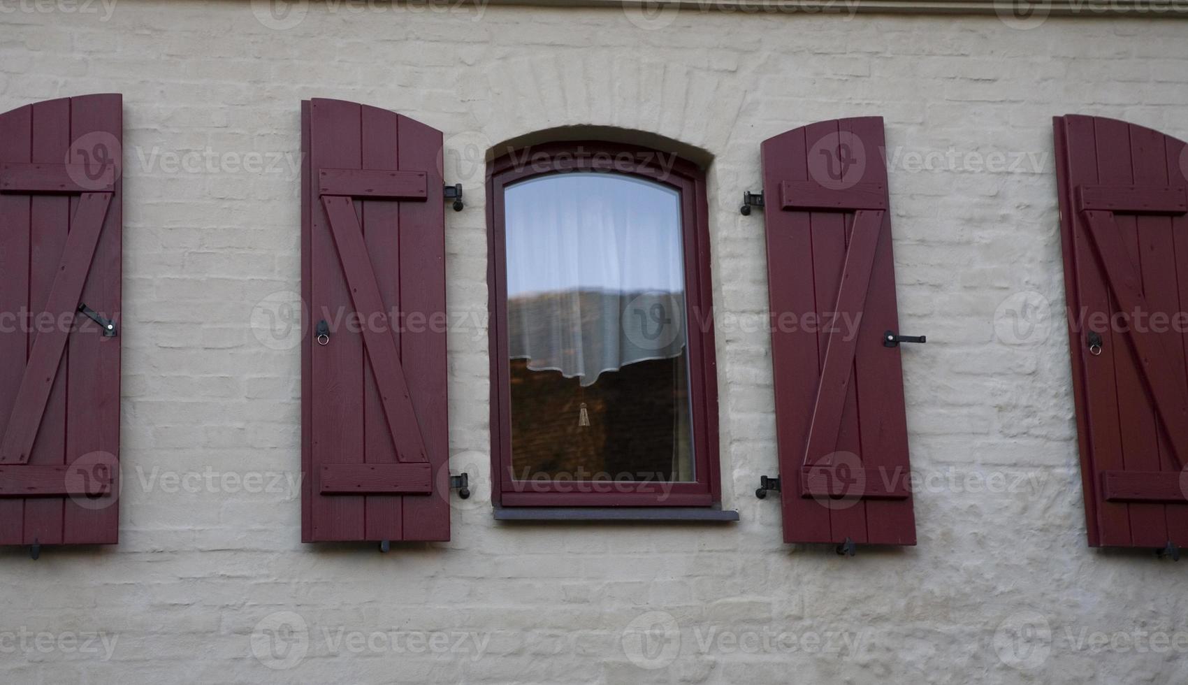 alt Jahrgang Fenster mit hölzern Fensterläden und ein Vorhang foto