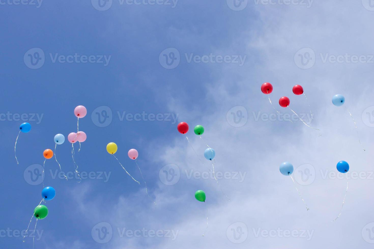 fliegend Luftballons im das Himmel foto