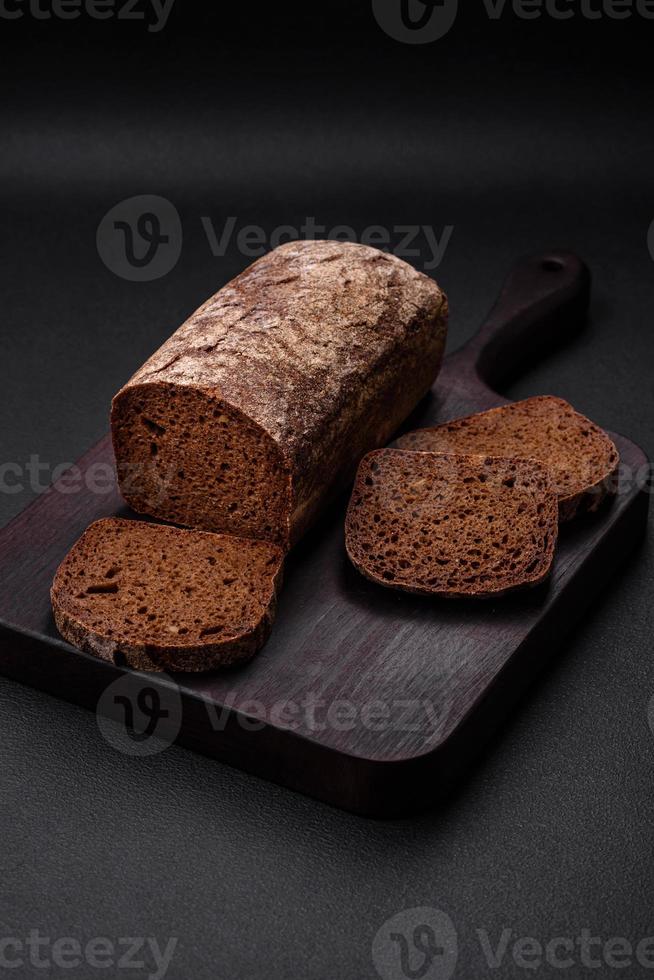 Laib von frisch knusprig braun Brot mit Körner und Saat foto