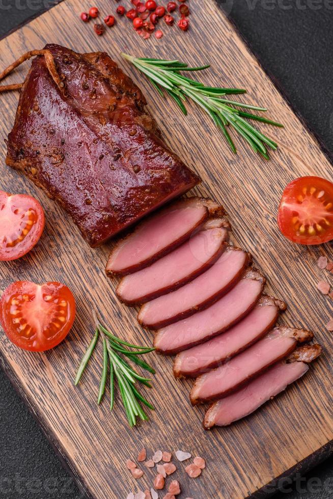 köstlich Ente Filet oder Brust gegrillt oder geräuchert mit Gewürze und Salz- foto