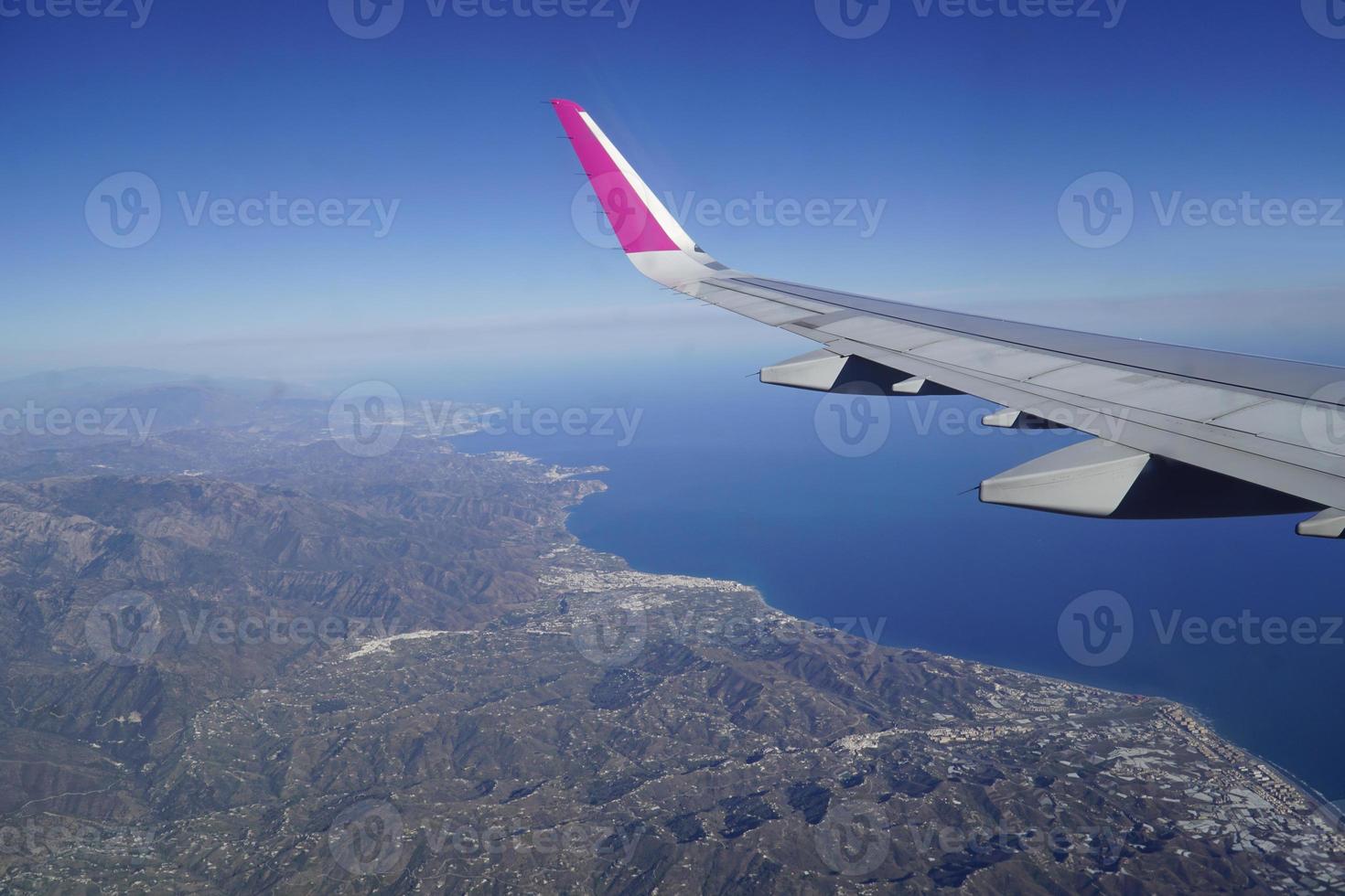 fliegend Über Küste von Spanien - - Flugzeug Flügel und Mittelmeer Meer foto