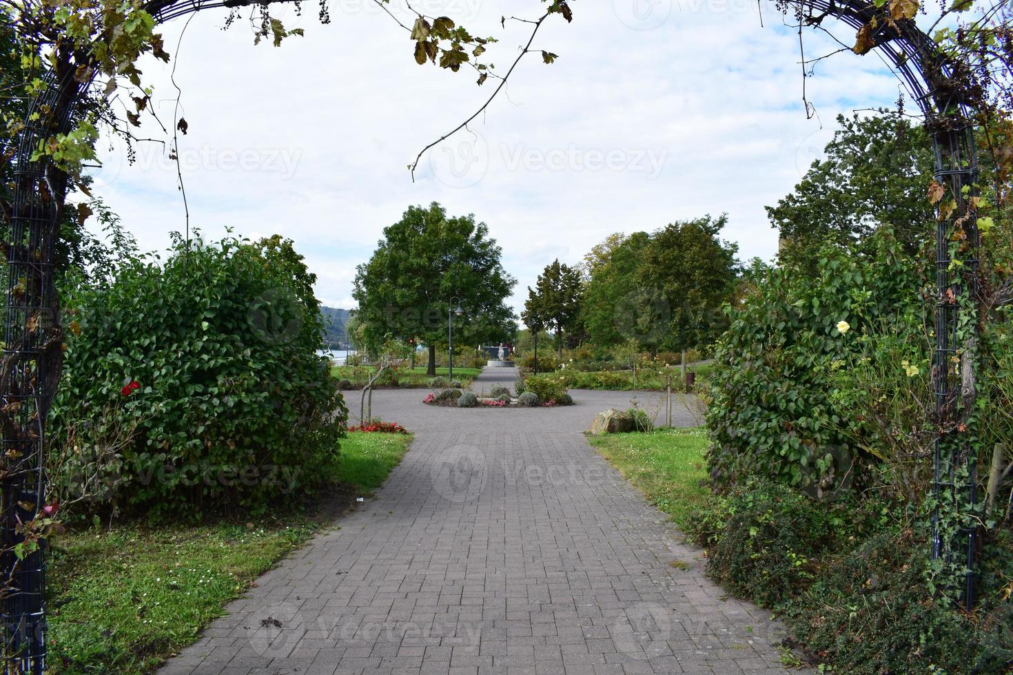 Park mit ein Brunnen und das Weg um foto