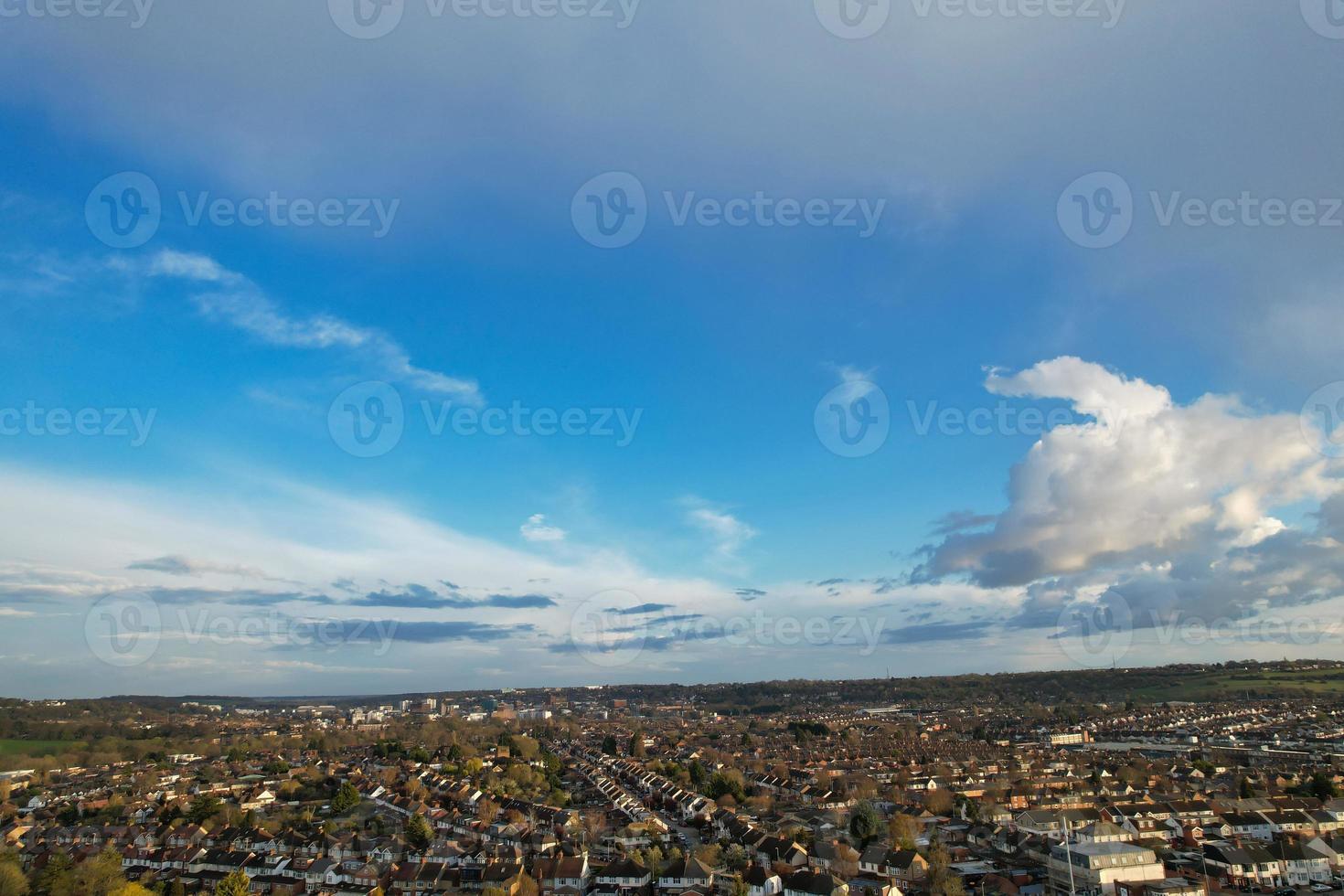 Antenne Aussicht von Luton Wohn Kreis von Heilige Augustinus ave Luton England England großartig Großbritannien. das Bild war gefangen auf 06. April 2023 mit Drohnen Kamera während Sonnenuntergang foto