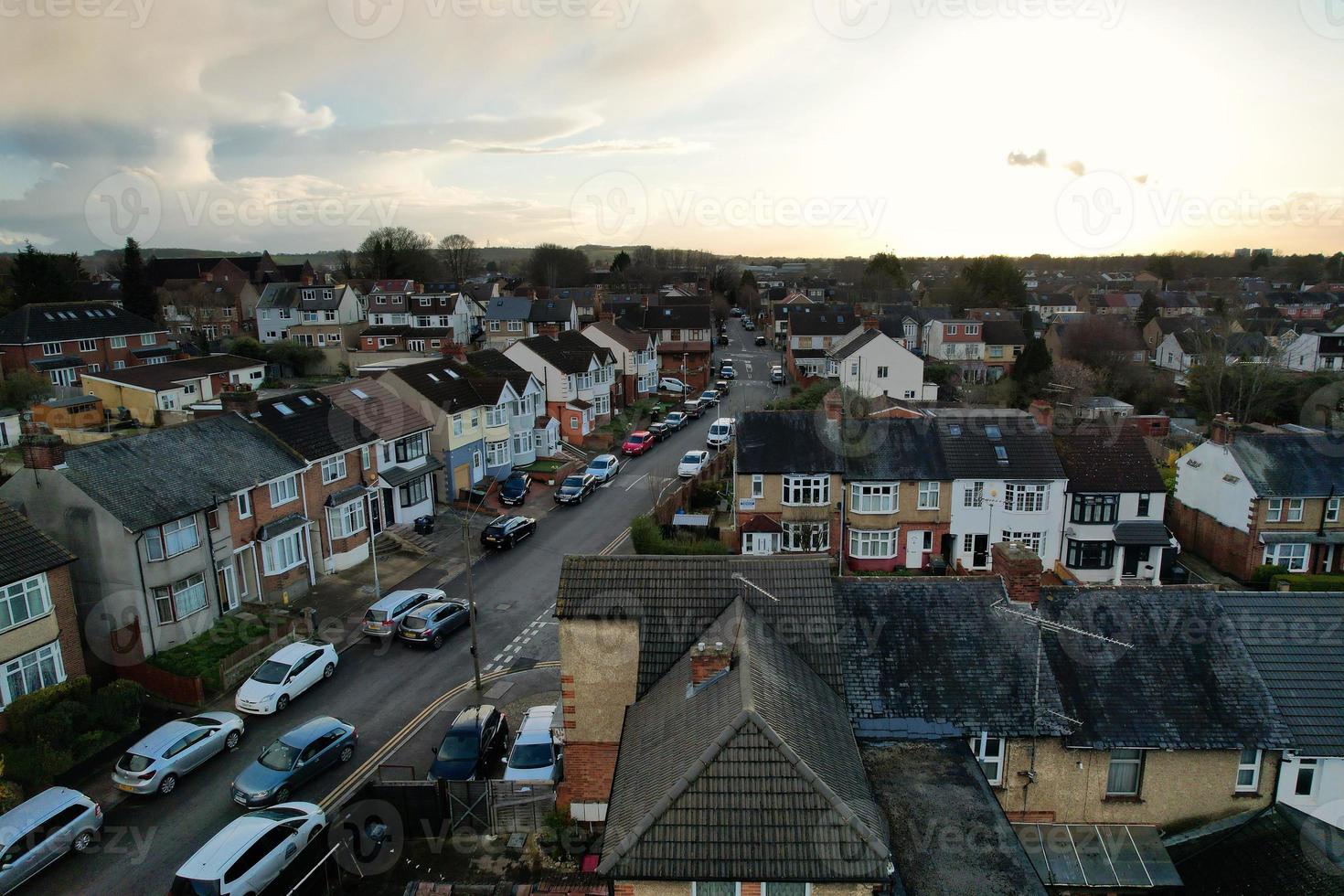 Antenne Aussicht von Luton Wohn Kreis von Heilige Augustinus ave Luton England England großartig Großbritannien. das Bild war gefangen auf 06. April 2023 mit Drohnen Kamera während Sonnenuntergang foto