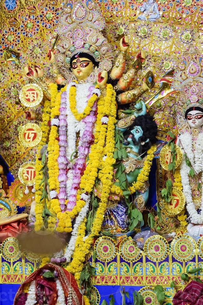 göttin durga mit traditionellem blick in nahansicht bei einem südkolkata durga puja, durga puja idol, einem größten hindu-navratri-festival in indien foto