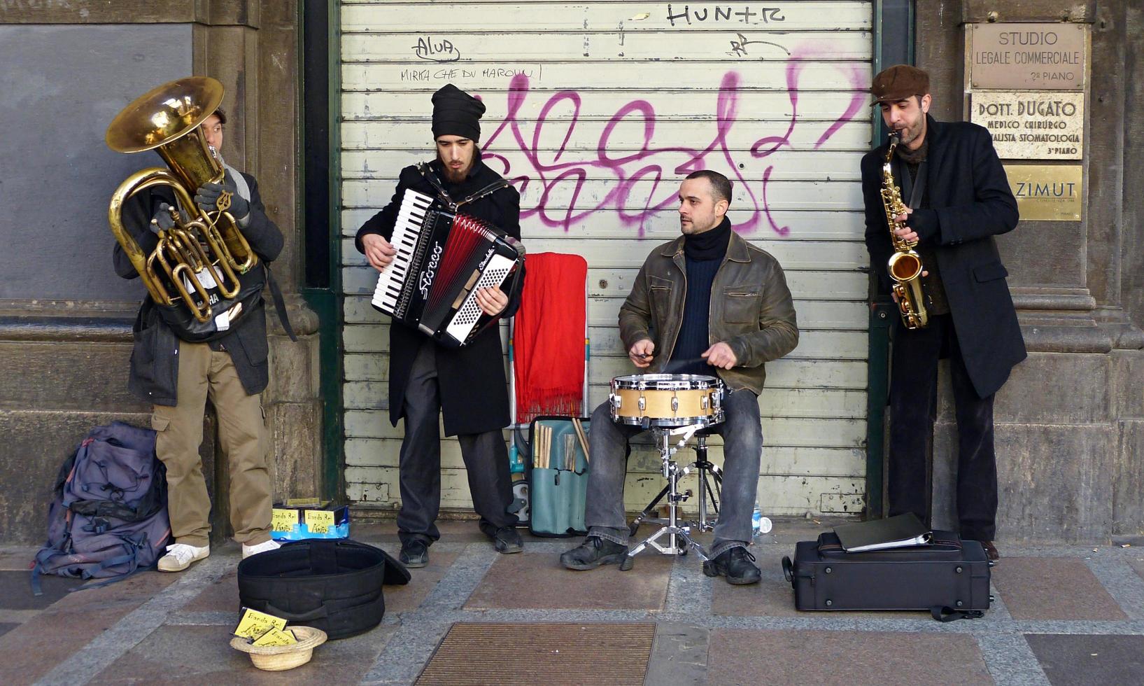 Bologna, Italien, April 16, 2022 Straße Darsteller spielen Musik- im das historisch Innenstadt Kreis von Bologna. Italien foto