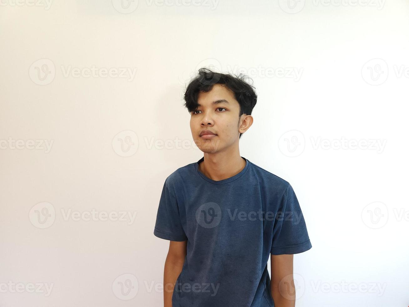 asiatisch Mann Gefühl gelangweilt mit müde Gesicht foto