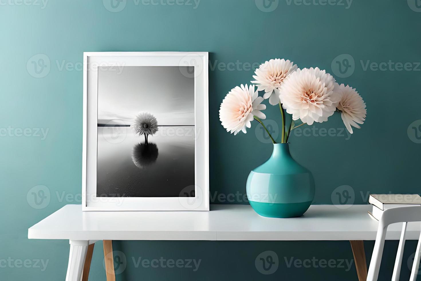 minimal Weiß Bild Rahmen Segeltuch Anzeige mit Blume im Vase foto