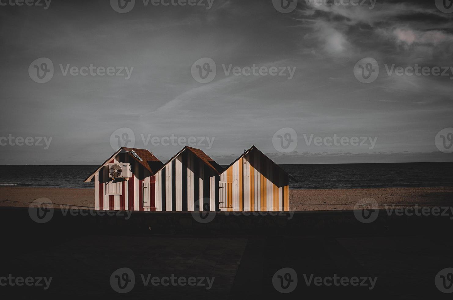 friedlich Strand Landschaft mit drei bunt hölzern Häuser Strand und Ferien foto