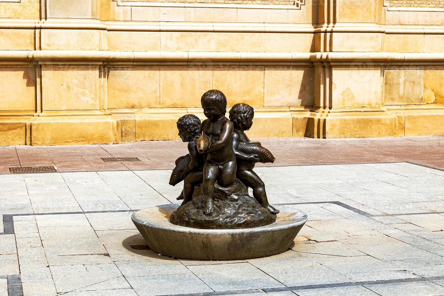 berühmt historisch Skulptur mit Kinder Krug und Fisch auf das Main Finger im Saragossa Spanien foto