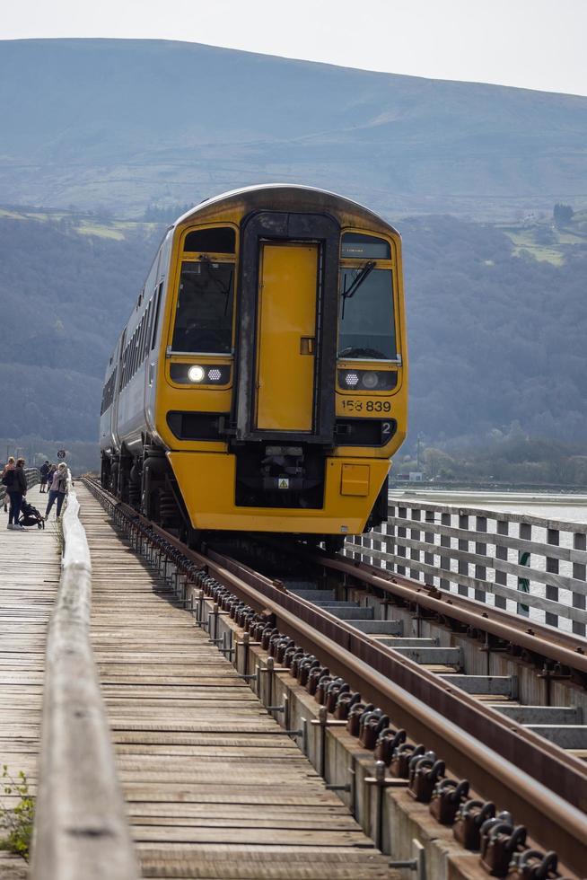 Barmaul, gwynedd Vereinigtes Königreich - - April 09. Zug Reisen Über das Viadukt im Barmaul, gwynedd auf April 09, 2023. unbekannt Menschen foto