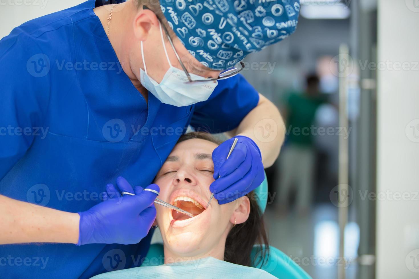 Dental Behandlung. Dental Büro. Arzt Leckereien Zähne. Frau im Zahnheilkunde.dental Behandlung. Dental Büro. Arzt Leckereien Zähne. foto