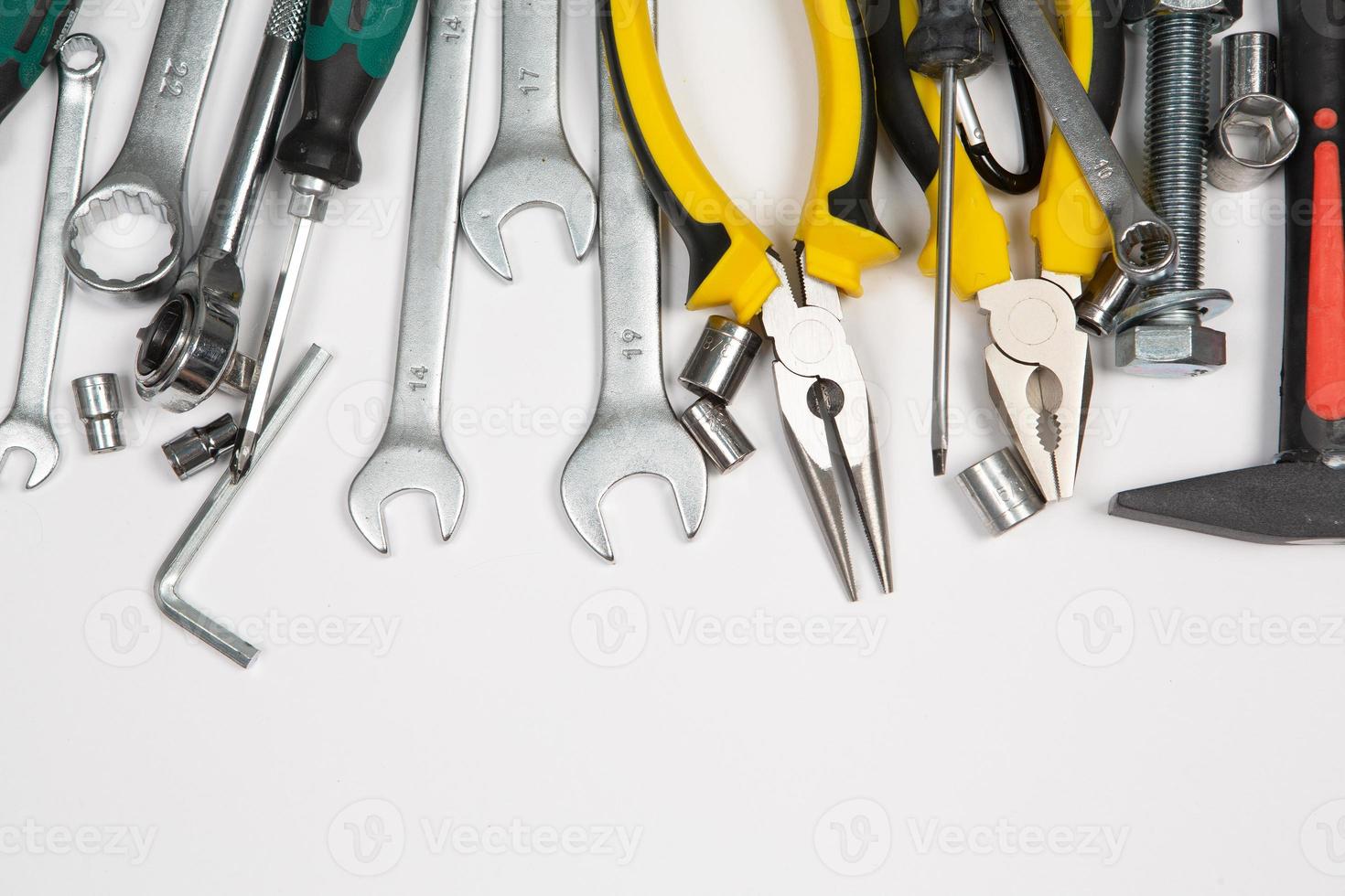 einstellen von Werkzeuge zum Reparatur im ein Fall auf ein Weiß Hintergrund. sortiert Arbeit oder Konstruktion Werkzeug. Schraubenschlüssel, Zange, Schraubendreher. oben Aussicht foto