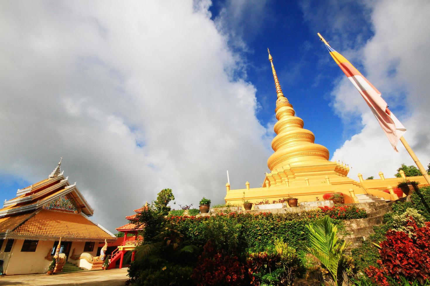 golden Pagode im Tempel gelegen auf das Berg und sehr schön Aussicht im Chiang Rai Provinz, Thailand. foto