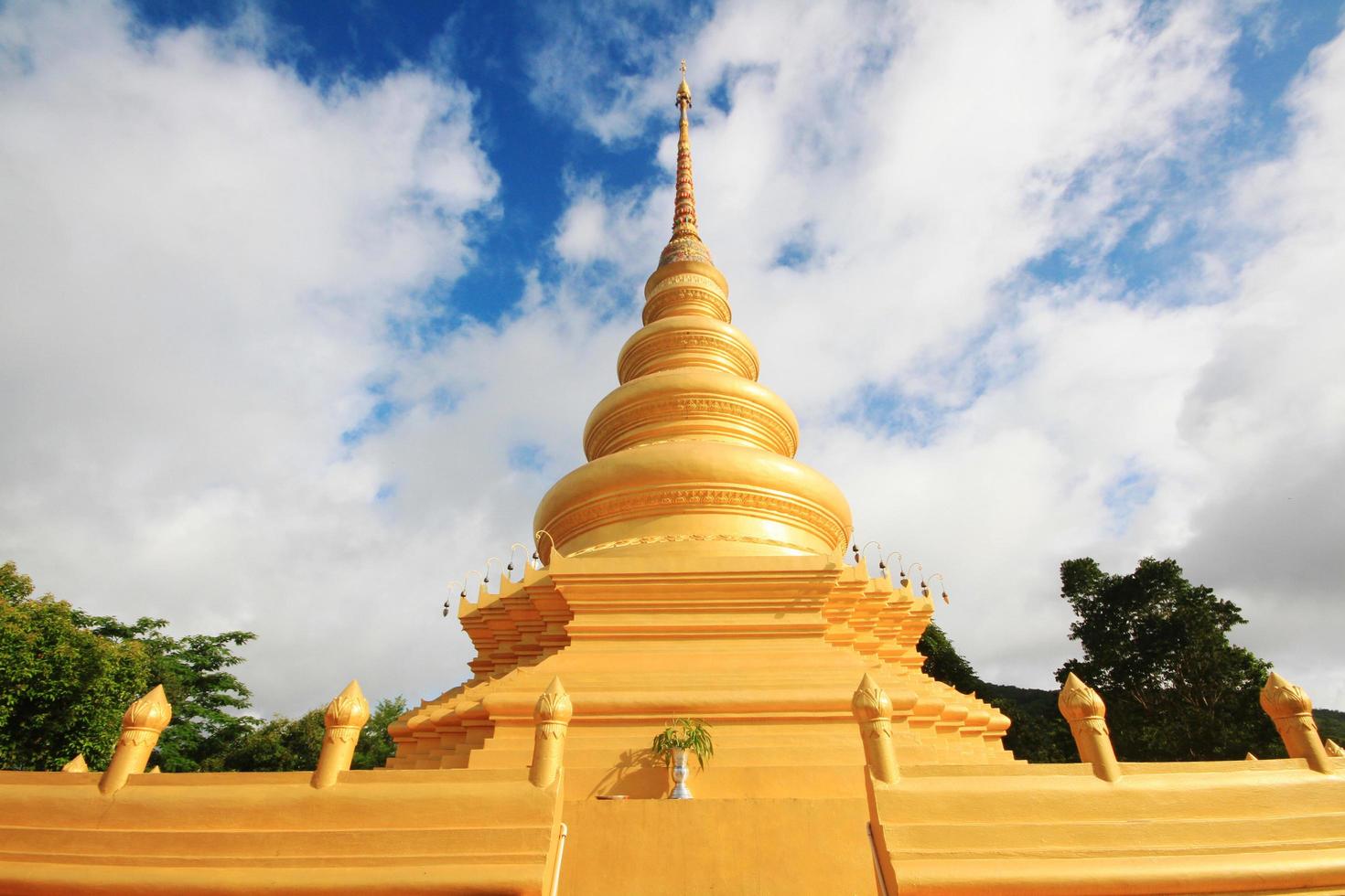 golden Pagode im Tempel gelegen auf das Berg und sehr schön Aussicht im Chiang Rai Provinz, Thailand. foto