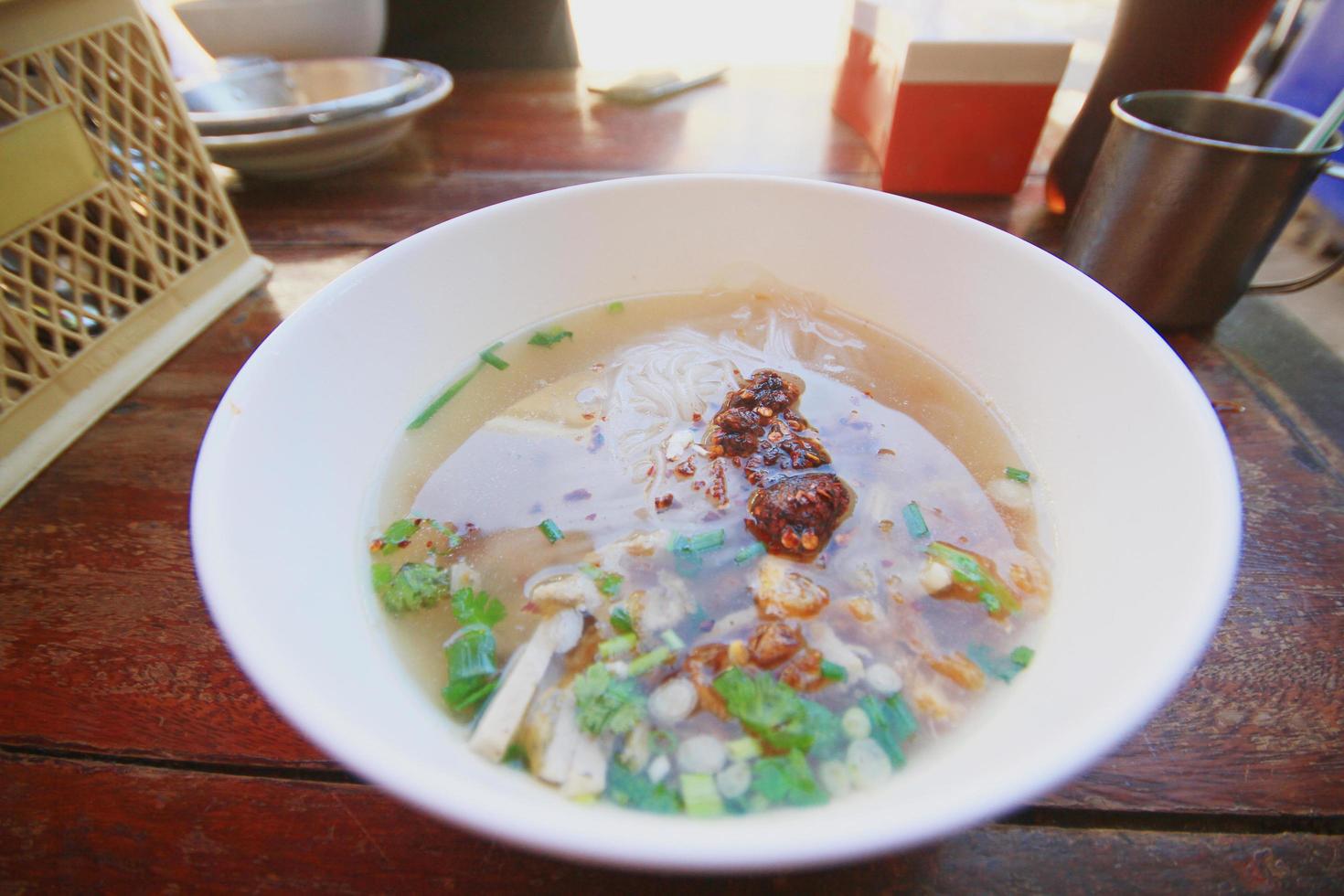 köstlich traditionell Schweinefleisch schonen Rippen Reis Nudeln suppe.vietnamesisch Nudel Suppe im Weiß Schüssel. foto