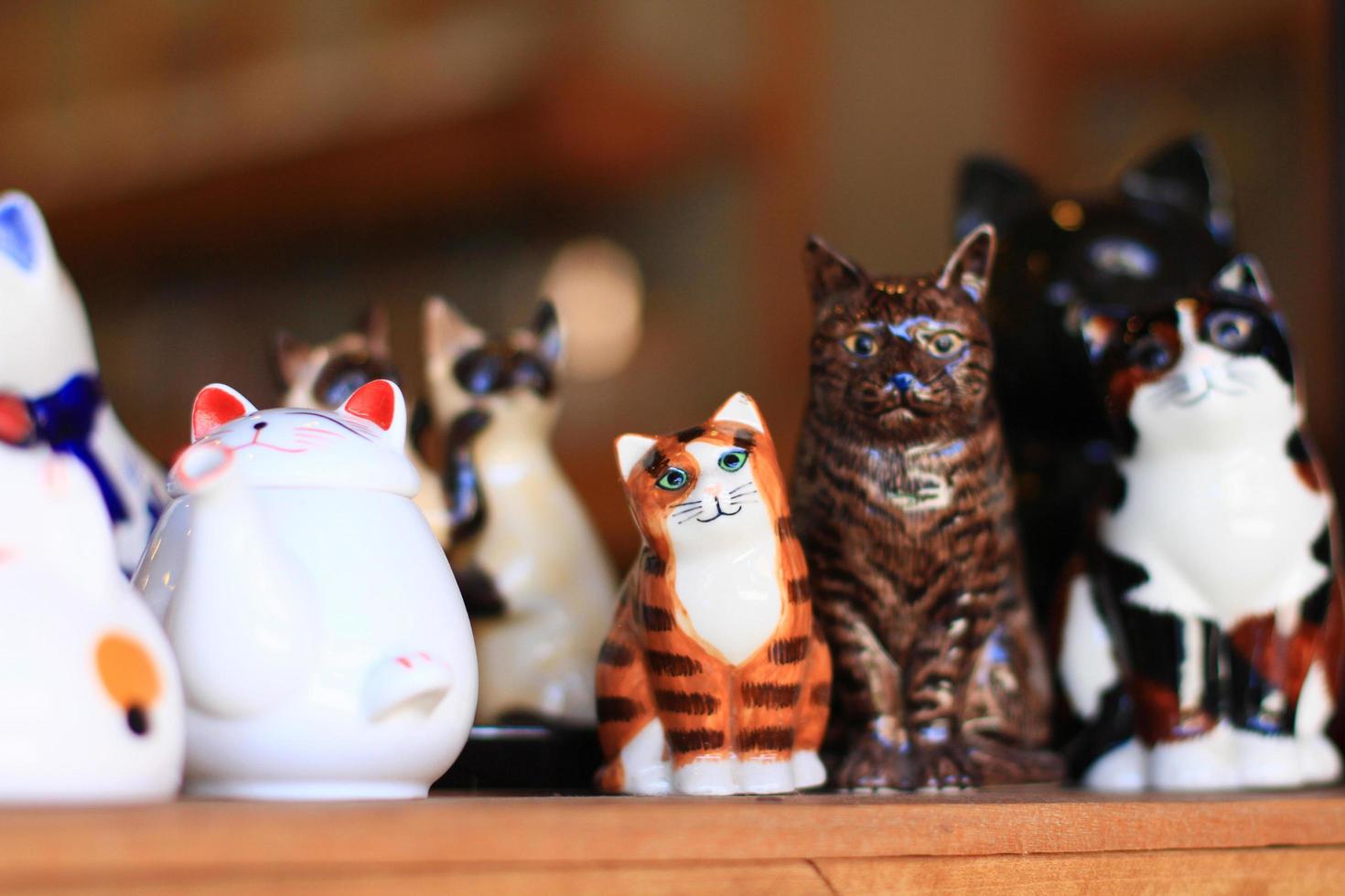 süß Keramik Katzen auf Regal foto